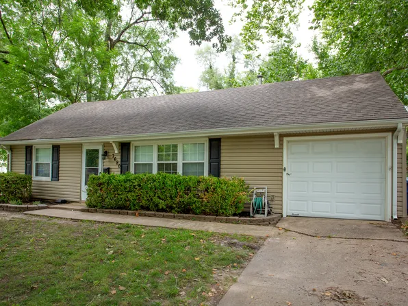 7680 Rainbow Dr, Prairie Village, KS 66208