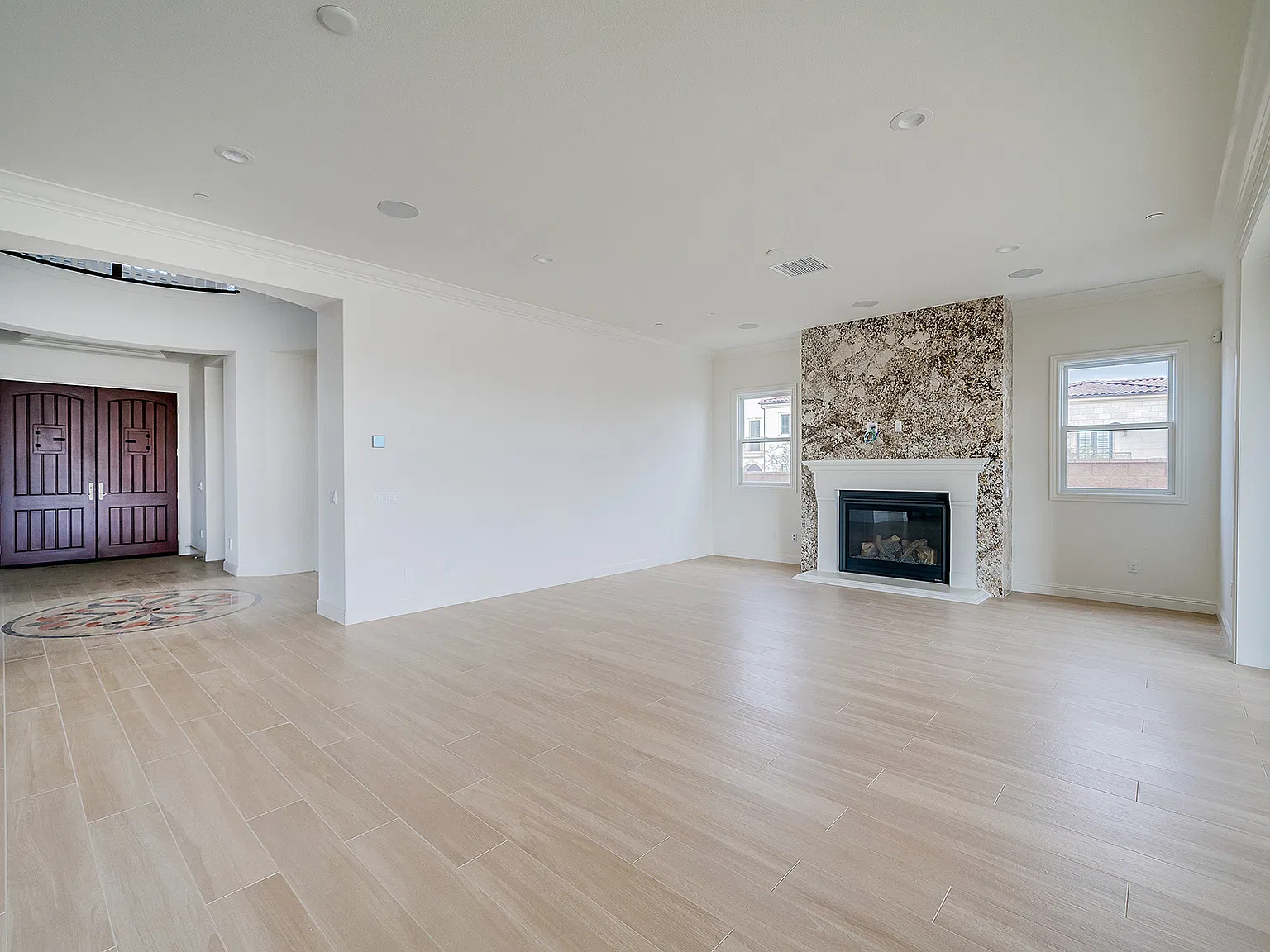 5 bed, 4618 sqft, $8,500 — Photo 4