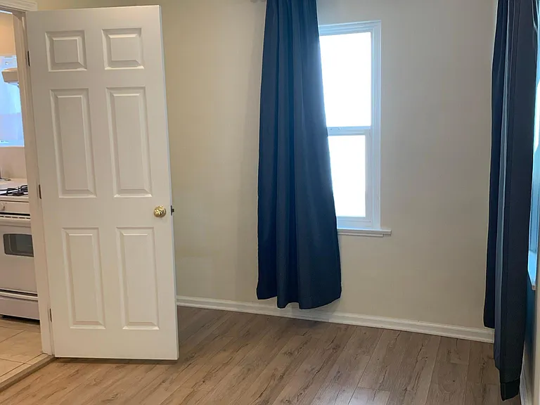 316 Irving Ave #D — Photo 9