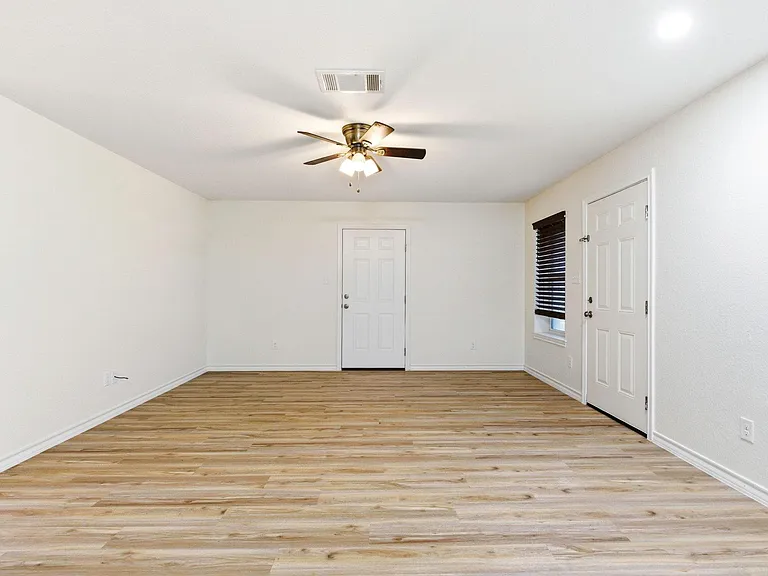 823 N Commerce St #A — Photo 14