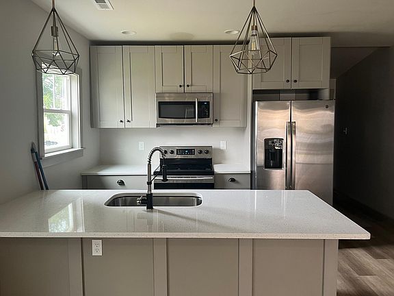 3rd image of 414 E Springdale Ave