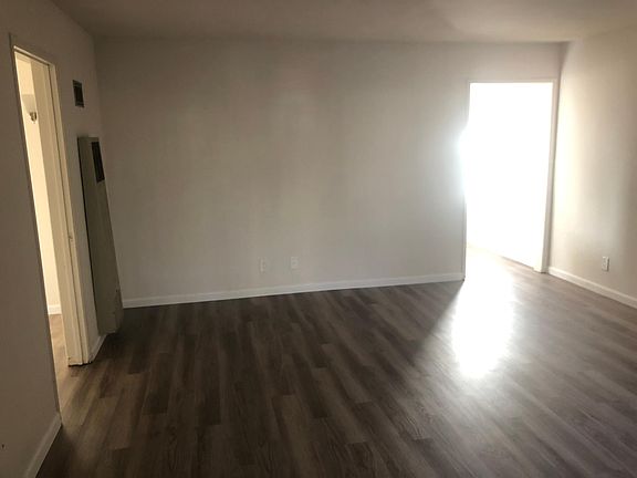 4th image of 36 Broadmoor Plz APT 2