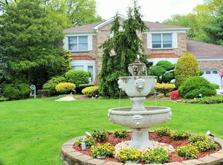30 Mohawk Ln, Manalapan, NJ 07726