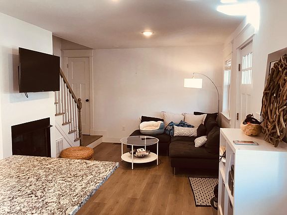 FAMILY ROOM / FIREPLACE