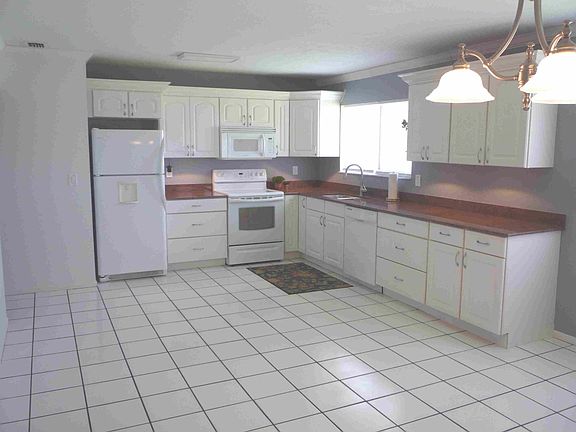 3rd image of 718 SW Bridgeport Dr