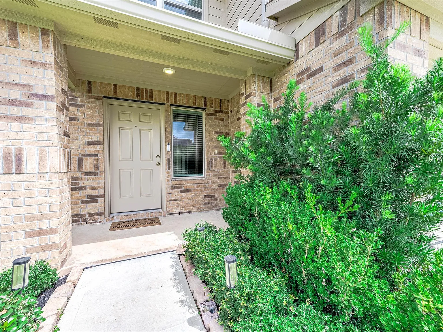 4 bed, 2.5 bath, 2320 sqft, $2,400 — Photo 4