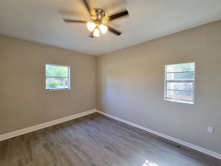 4909 Holloway Dr — Photo 11