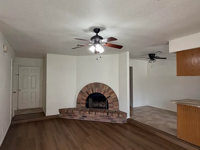 1543 W 12th Ln — Photo 3