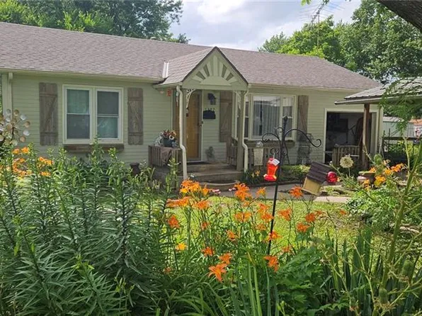 1302 S Market St, Holden, MO 64040