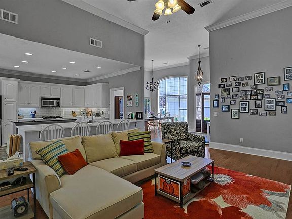 5th image of 216 Oak Park Dr