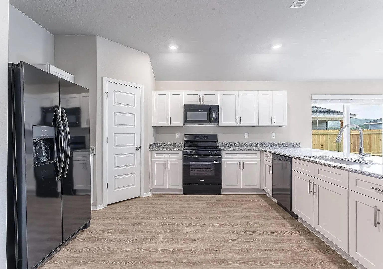 4 bed, 1699 sqft, $1,799 — Photo 4
