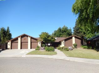 3245 S Johnson Ct, Visalia, CA 93277
