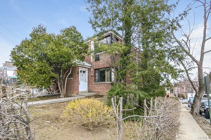 206 1st St photo 1