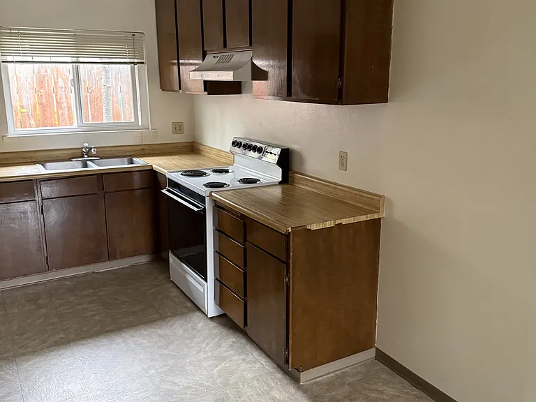 404 E Ivy St — Photo 3