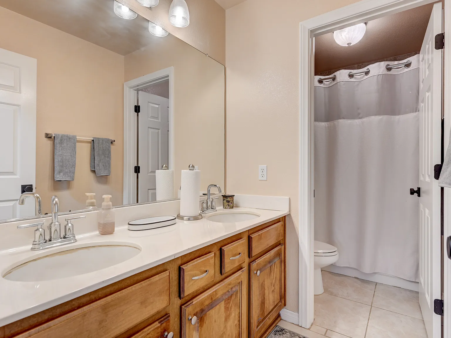 4 bed, 2469 sqft, $4,500 — Photo 4