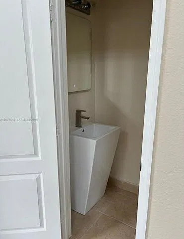 5 bed, 4.0 bath, 3636 sqft, $6,900 — Photo 2