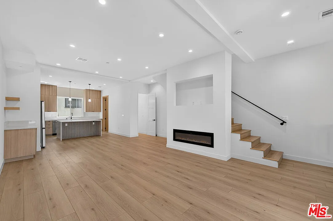 3 bed, 3.5 bath, 1800 sqft, $4,995 — Photo 4