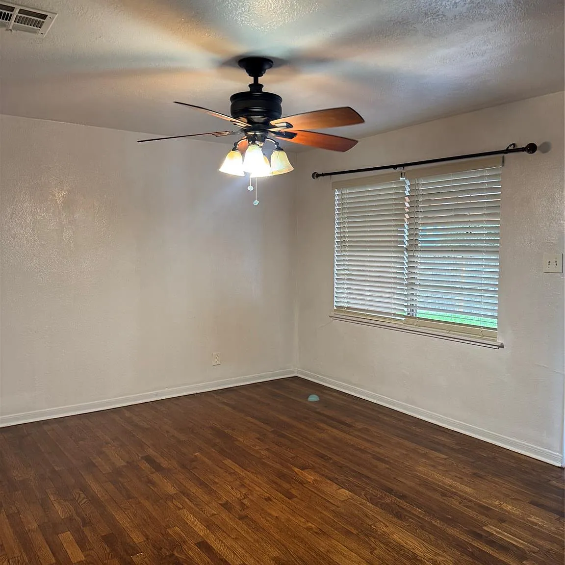 3 bed, 2.0 bath, 1407 sqft, $1,500 — Photo 3