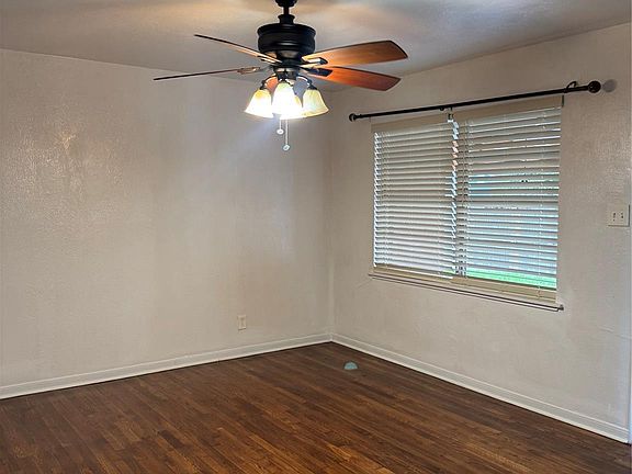 3rd image of 821 Cloverleaf St