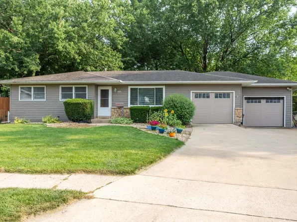1915 Grant St, Dubuque, IA 52002