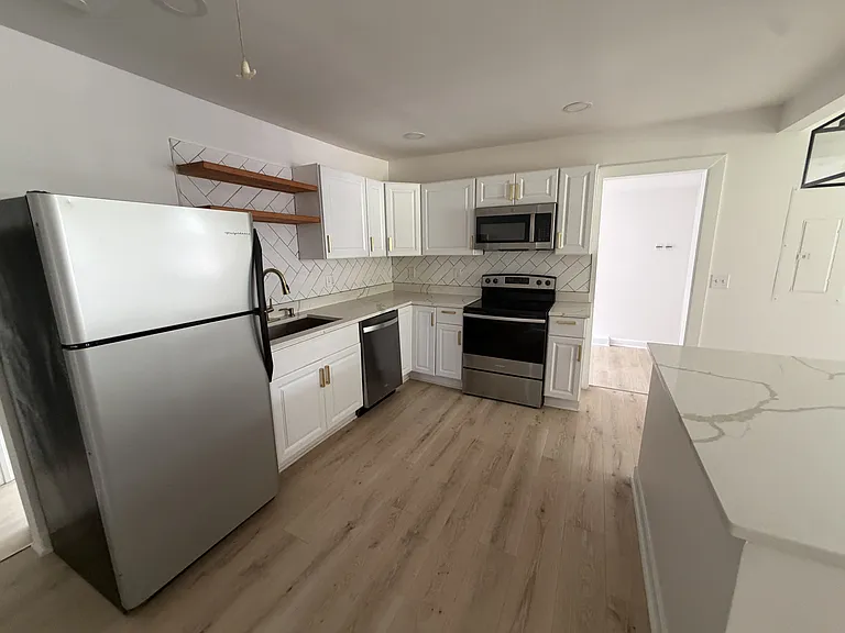519 Elgin St — Photo 5
