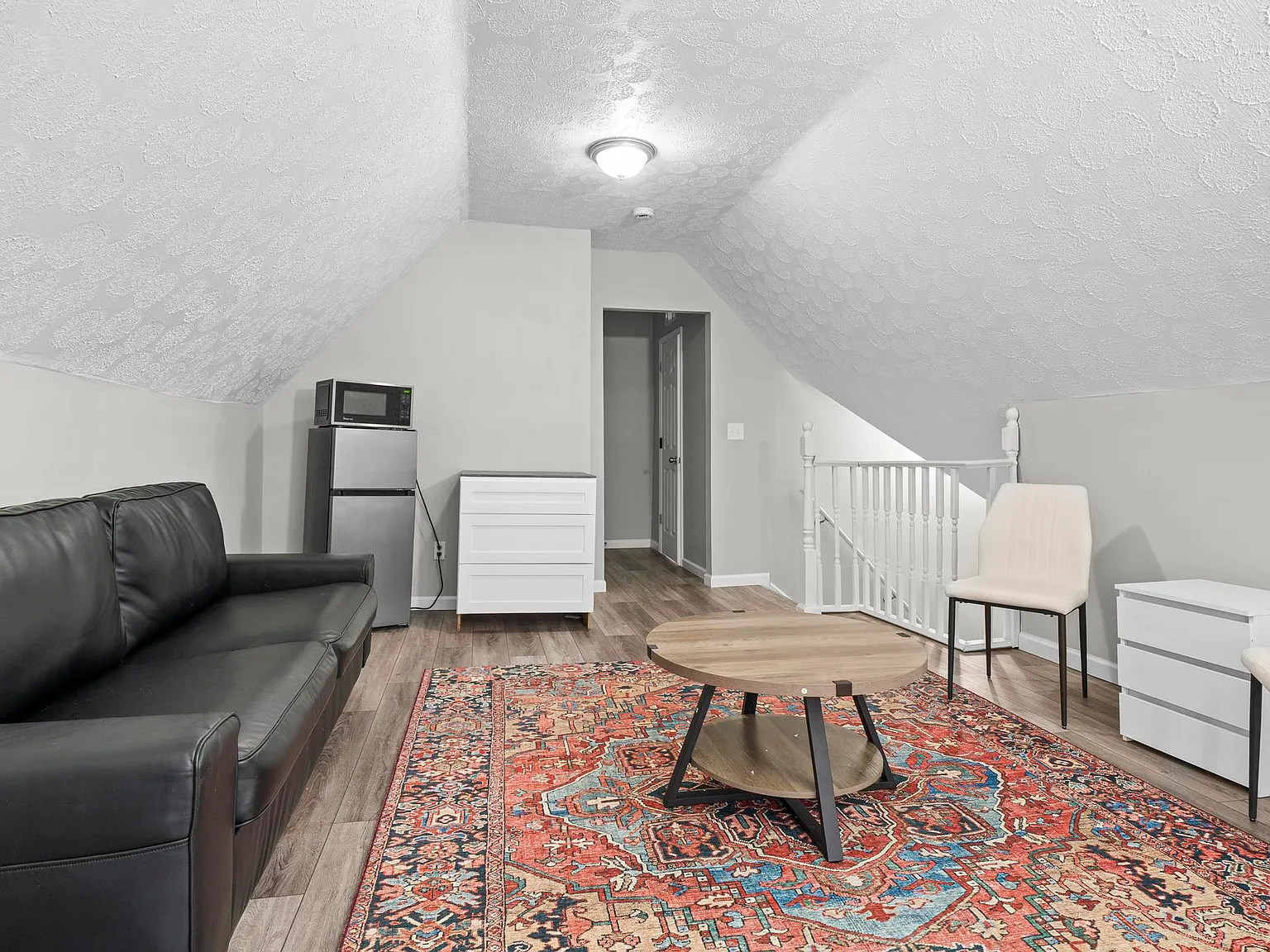6 bed, 3400 sqft, $1,250 — Photo 2