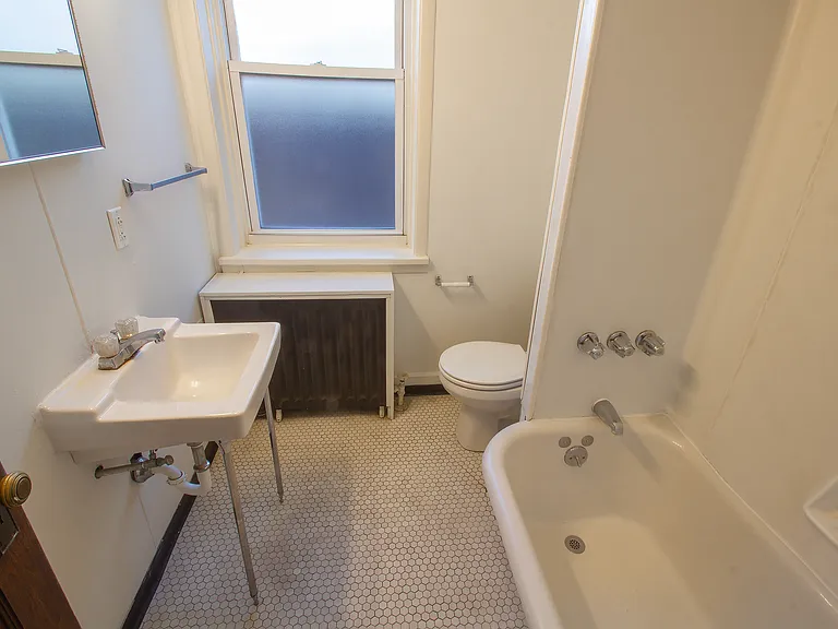 414 Franklin Ave #2R — Photo 10