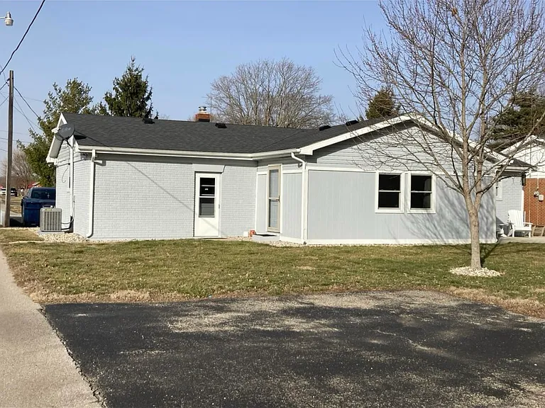 513 E Silver St — Photo 31
