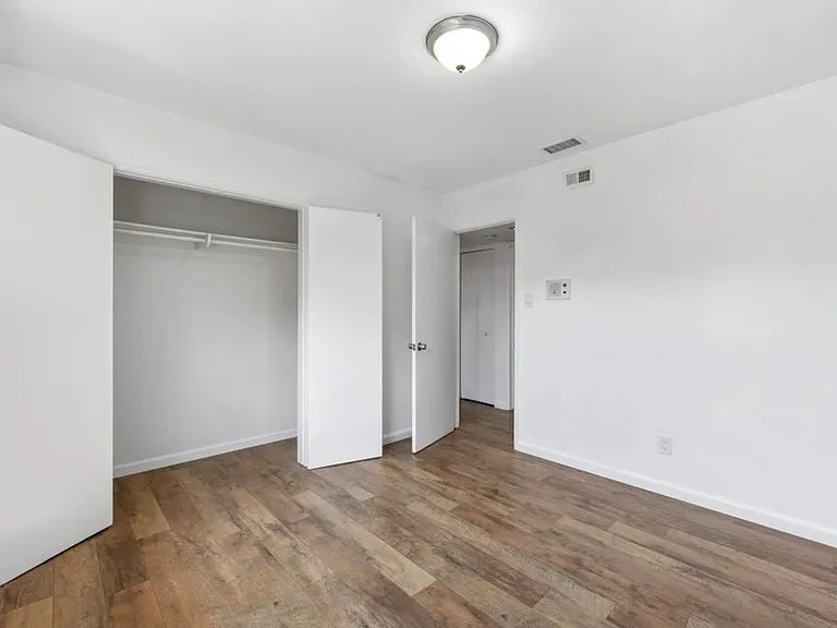 1007 Winston Dr — Photo 17