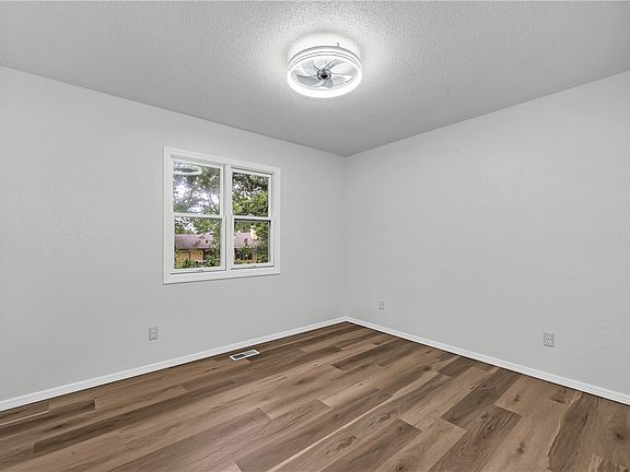 5th image of 36 Sandwick Dr
