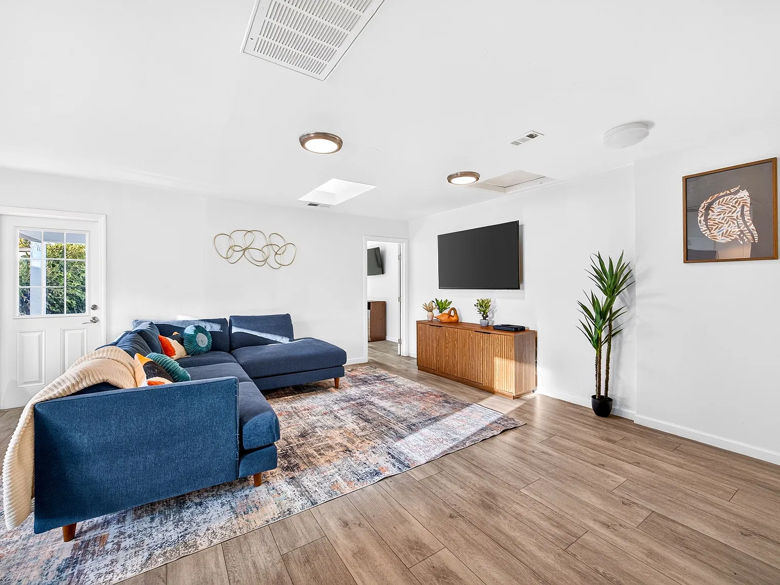 5 bed, 1668 sqft, $6,900 — Photo 3