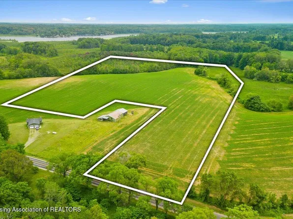 5 Pifer Rd, Delton, MI 49046