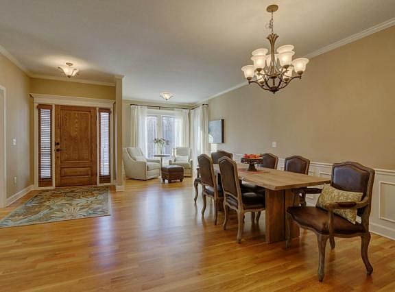 3rd image of 10204 Beverly St