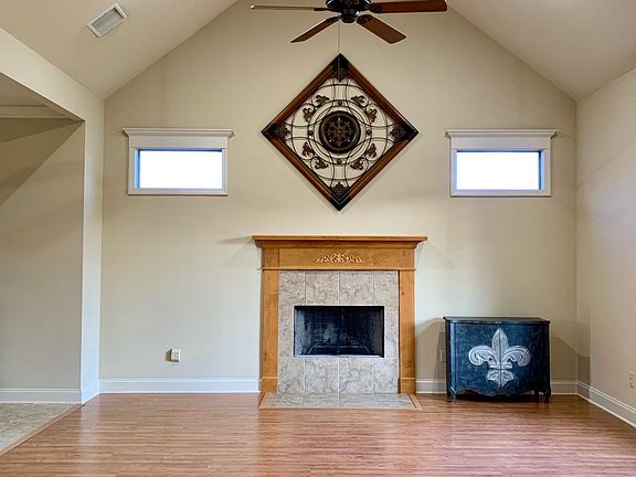 5th image of 204 Barksdale Dr