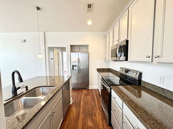 3rd image of 546 Oakland Ave