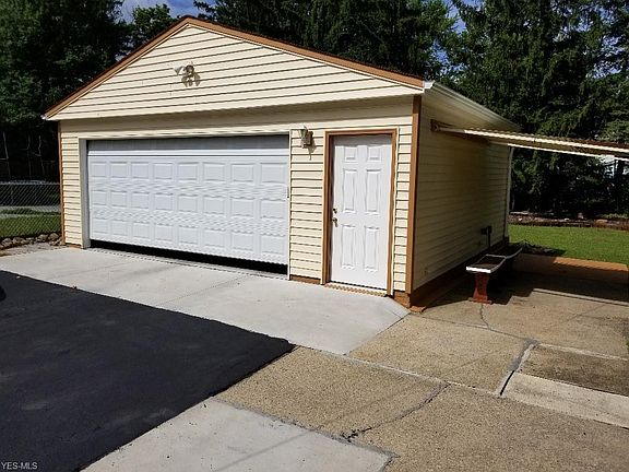 3rd image of 1382 Vandemar St
