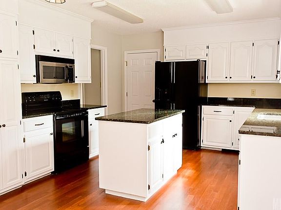 4th image of 952 30th Avenue Ln NE