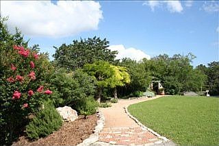 2nd image of 840 Laurel Ln