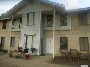 22 Cheyenne Ct, Coram, NY 11727