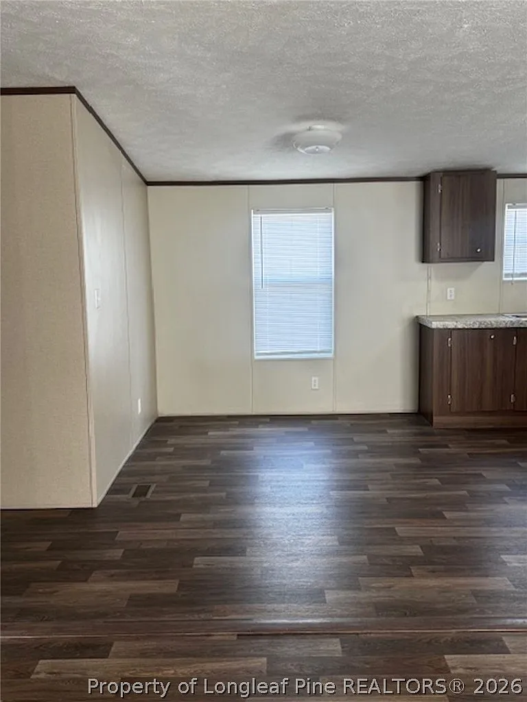 3 bed, 2.0 bath, 1300 sqft, $1,295 — Photo 4