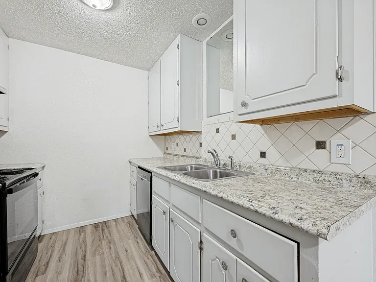 806 W Belden St — Photo 6