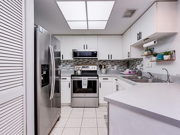 4th image of 2131 SE 10th Avenue #1110