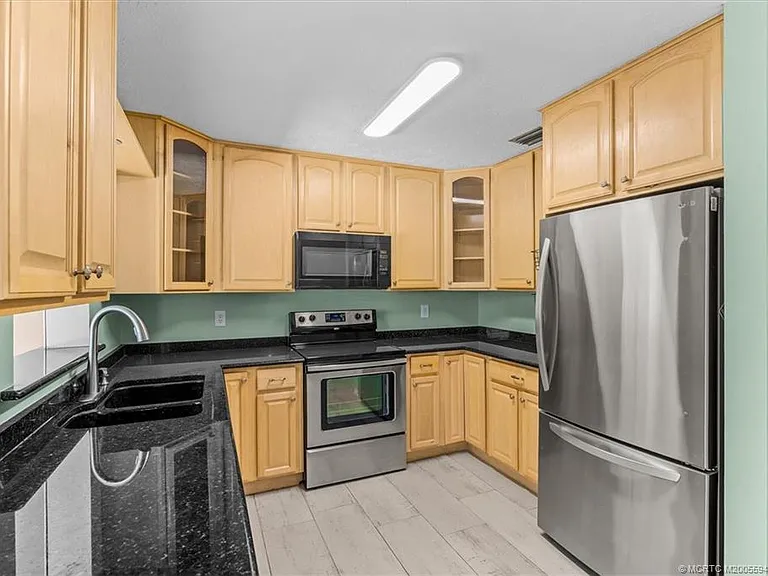 687 NE Maranta Terrado — Photo 7