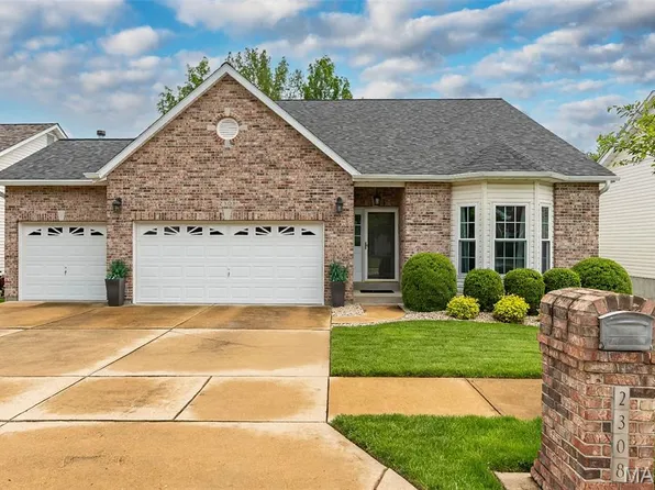 2308 Principia Dr, Maryland Heights, MO 63043