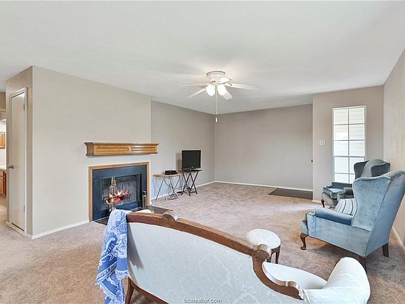 3rd image of 2100 Windsor Dr APT 11