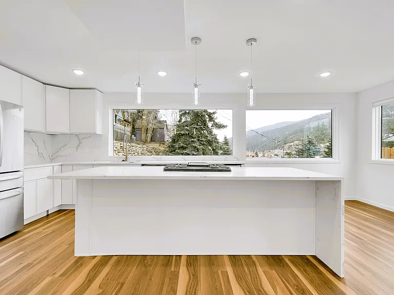 325 14th Ave — Photo 8