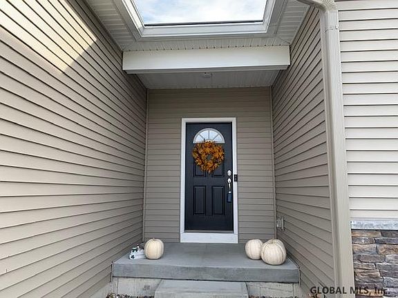 4th image of 28 Hearthstone Dr