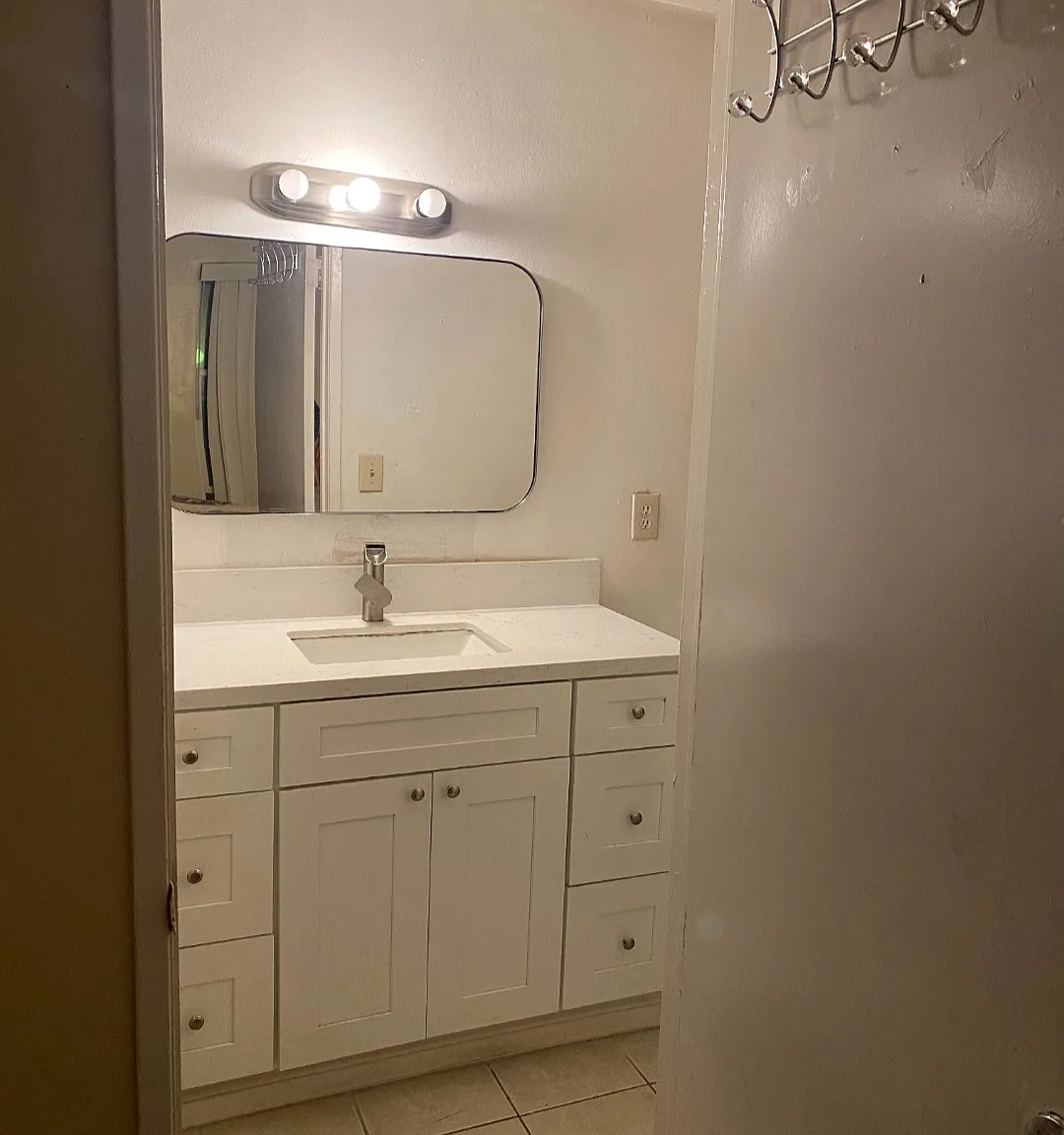 1038 N Sacramento Ave — Photo 3