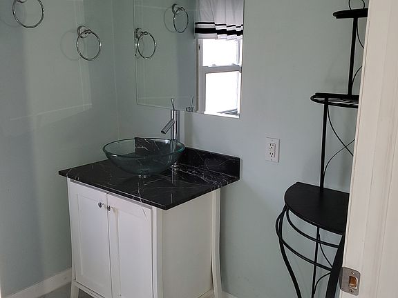 4th image of 40 Roseville Ave