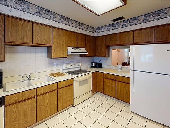 4th image of 6805 Sandtrap Dr #112